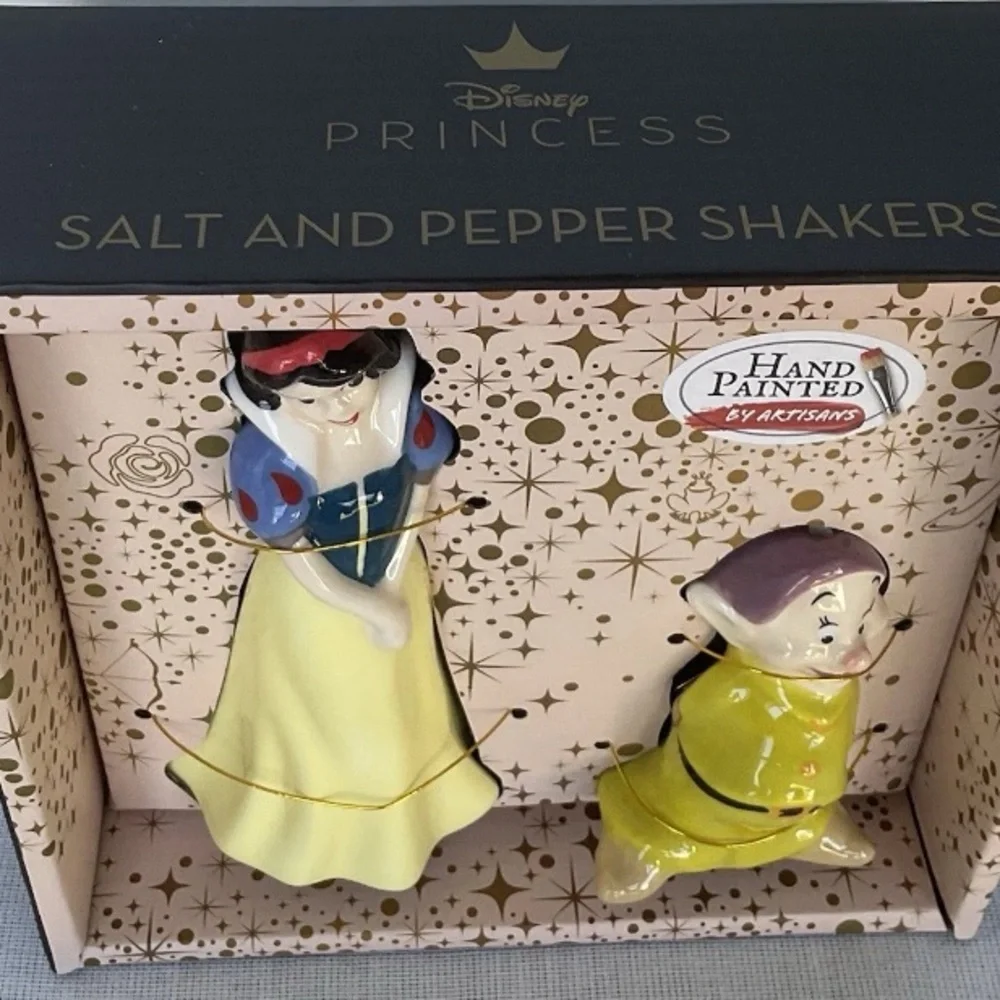 Disney, Snow White and Dopey Salt and Pepper Shakers NEW